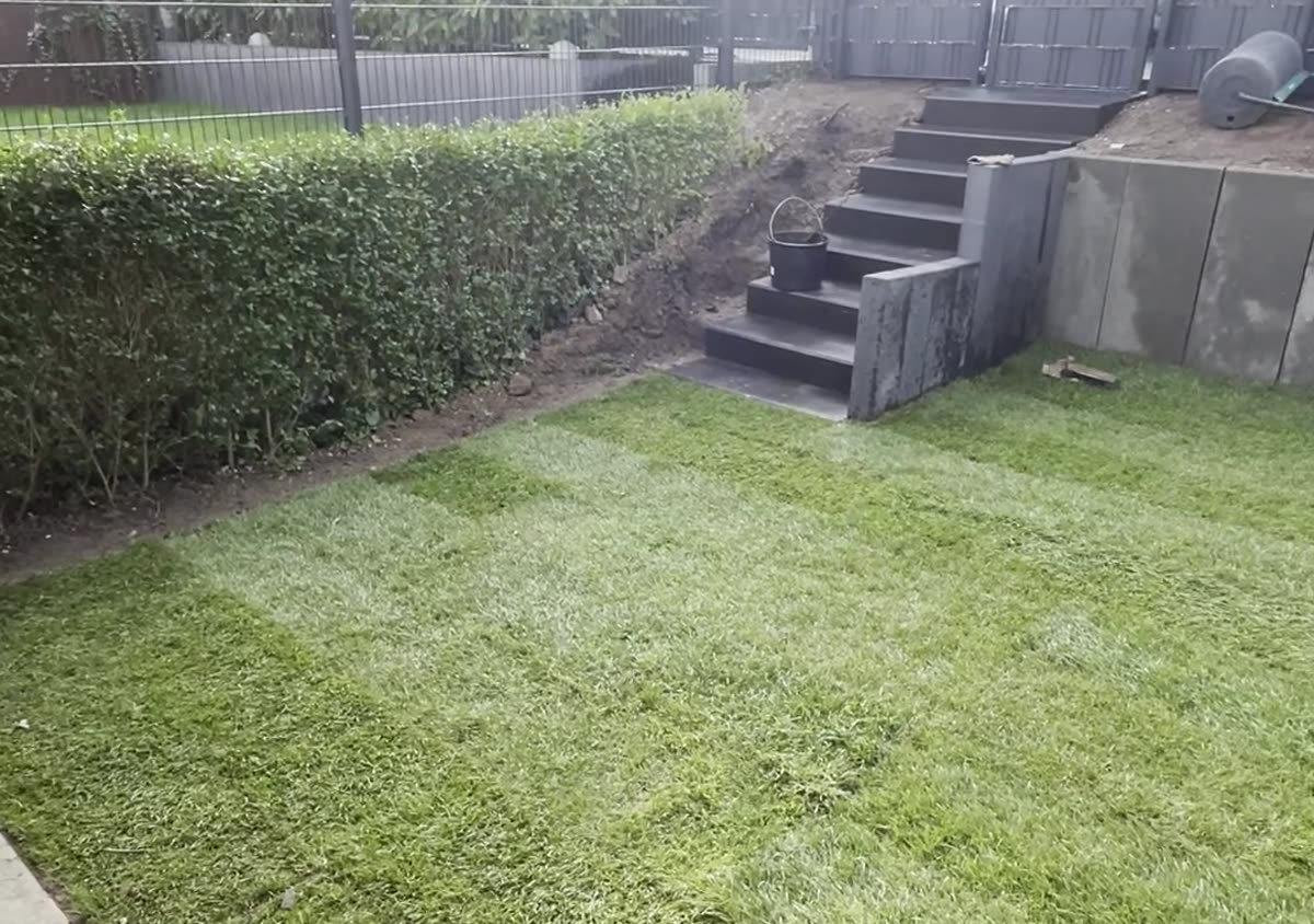 Nachher: neue Blockstufen und frisch verlegter Rollrasen