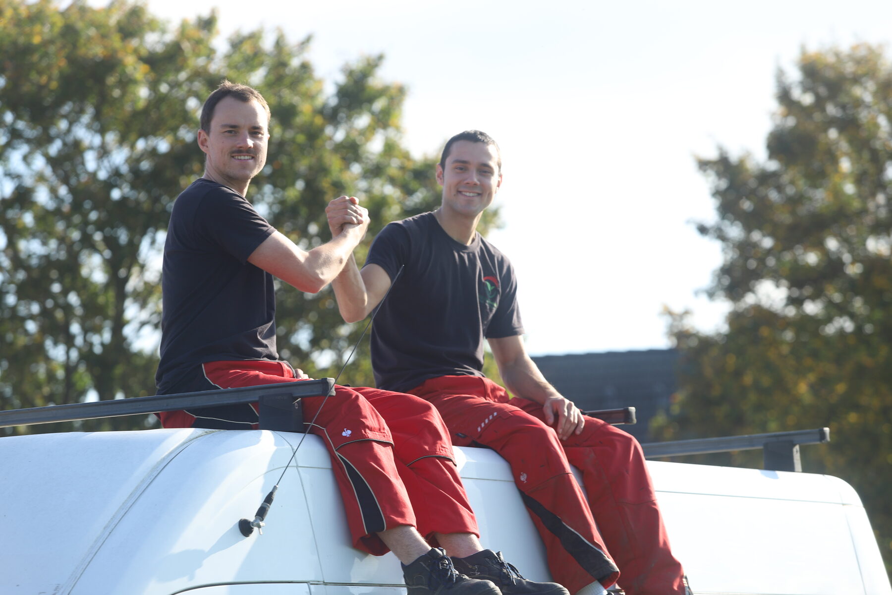 Nico und Luca Annegarn, die Gründer von GardenDragons, auf dem Dach ihres Transporters