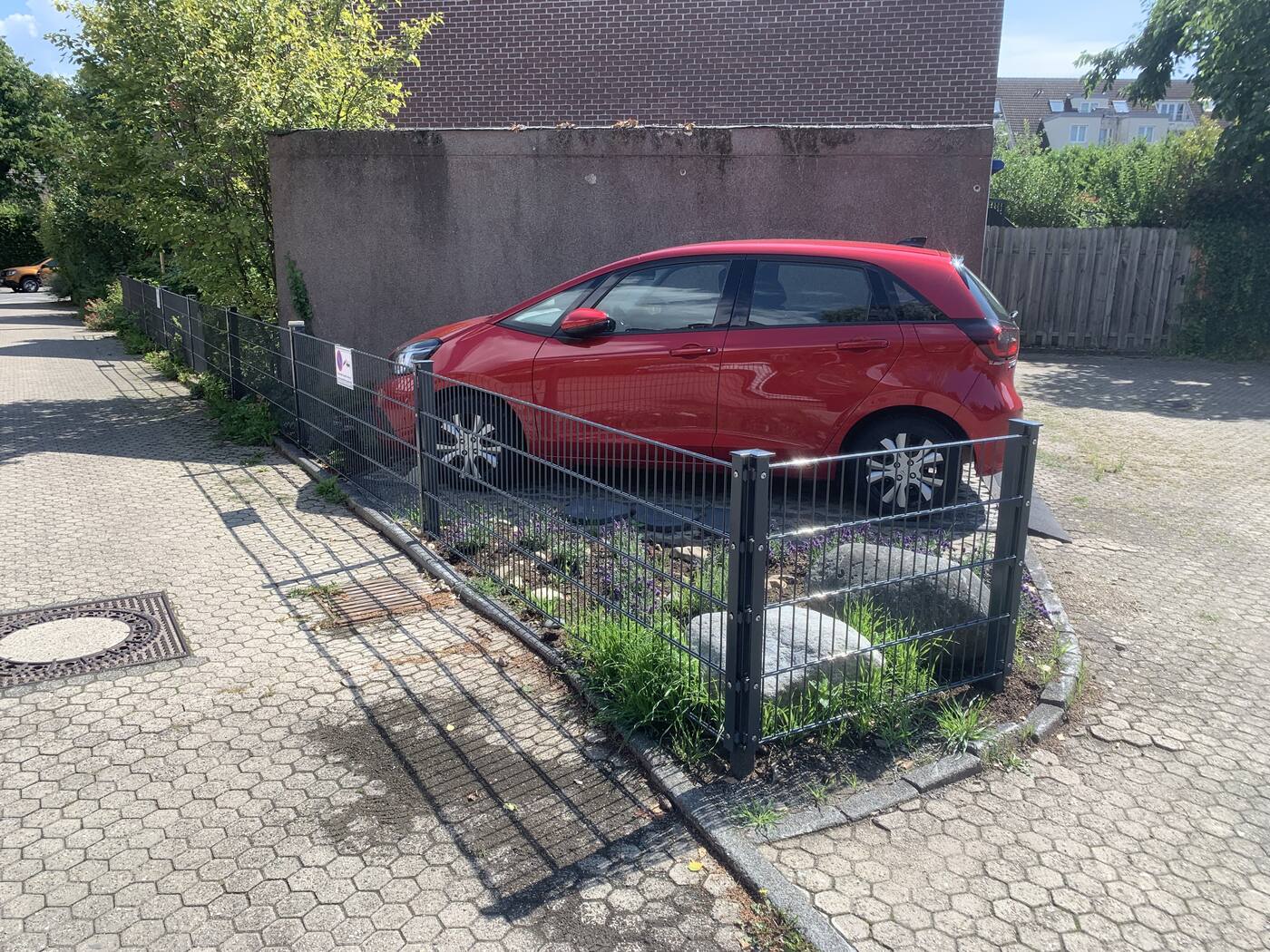 Doppelstabzaun in Anthrazit um ein Beet mit Findlingen und Lavendel