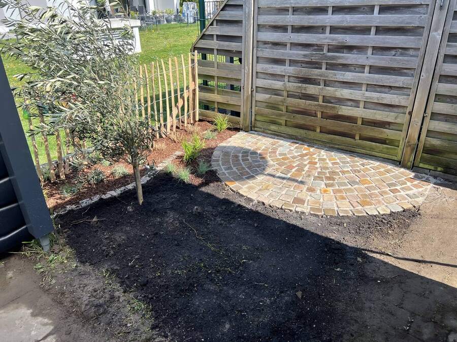 Halbrunder Sitzplatz aus Kleinpflaster