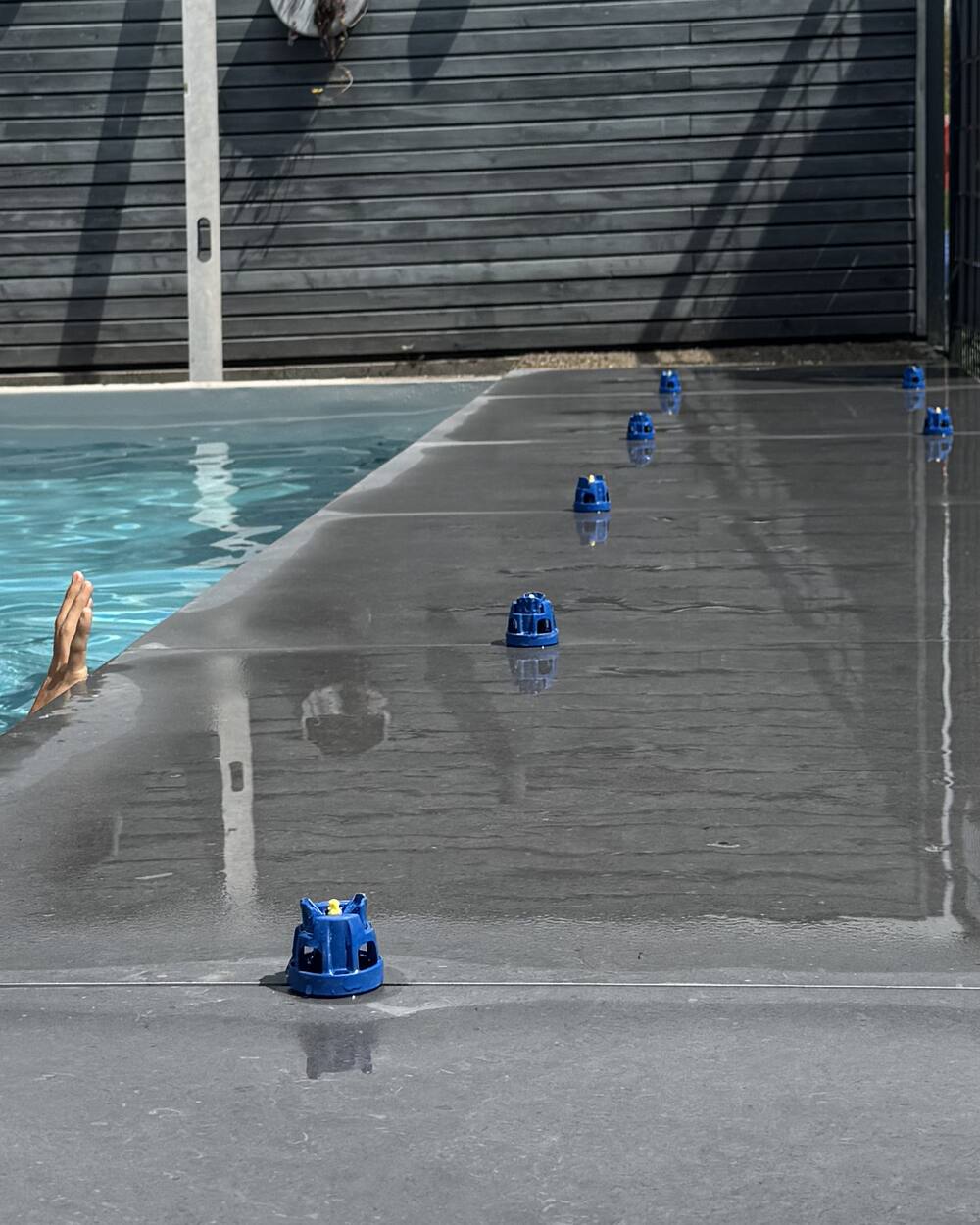 Poolumrandung aus hellen Keramikplatten