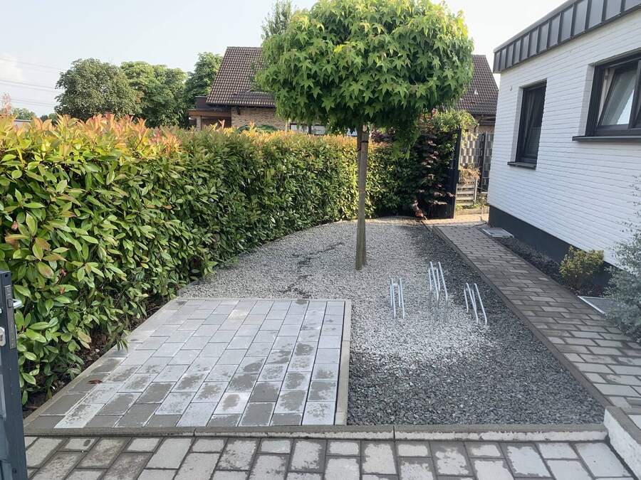 Kies-Vorgarten mit Fahrradständern