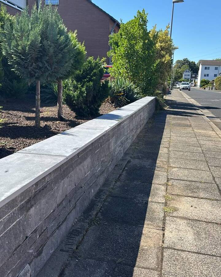 Natursteinmauer mit Abdeckplatte