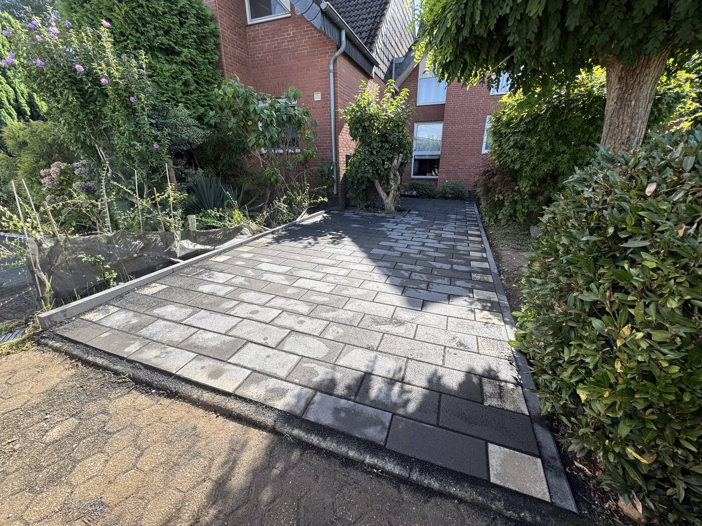 Neue Einfahrt aus Betonpflaster, Pflasterarbeiten von GardenDragons in Pulheim