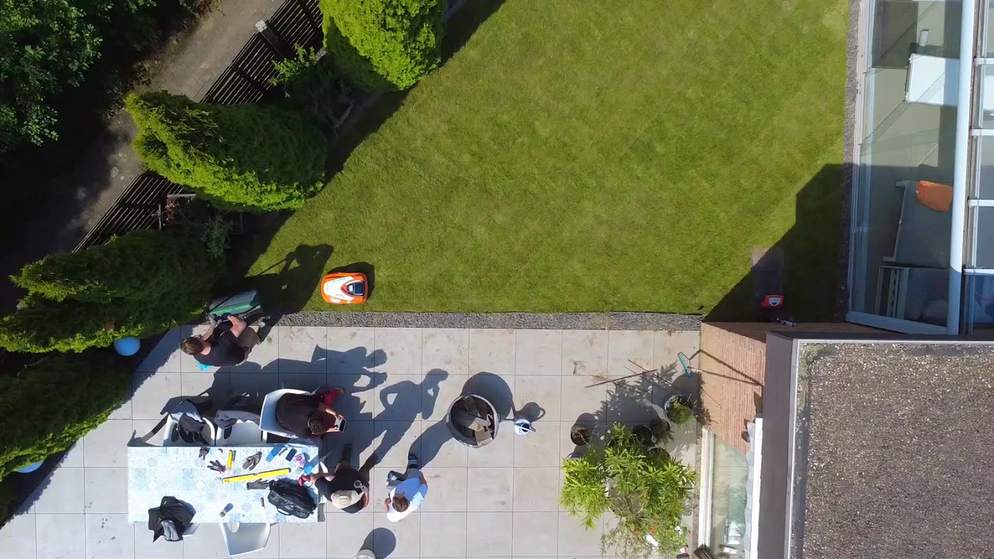 Frisch verlegter Rollrasen aus der Luft, mit Mähroboter