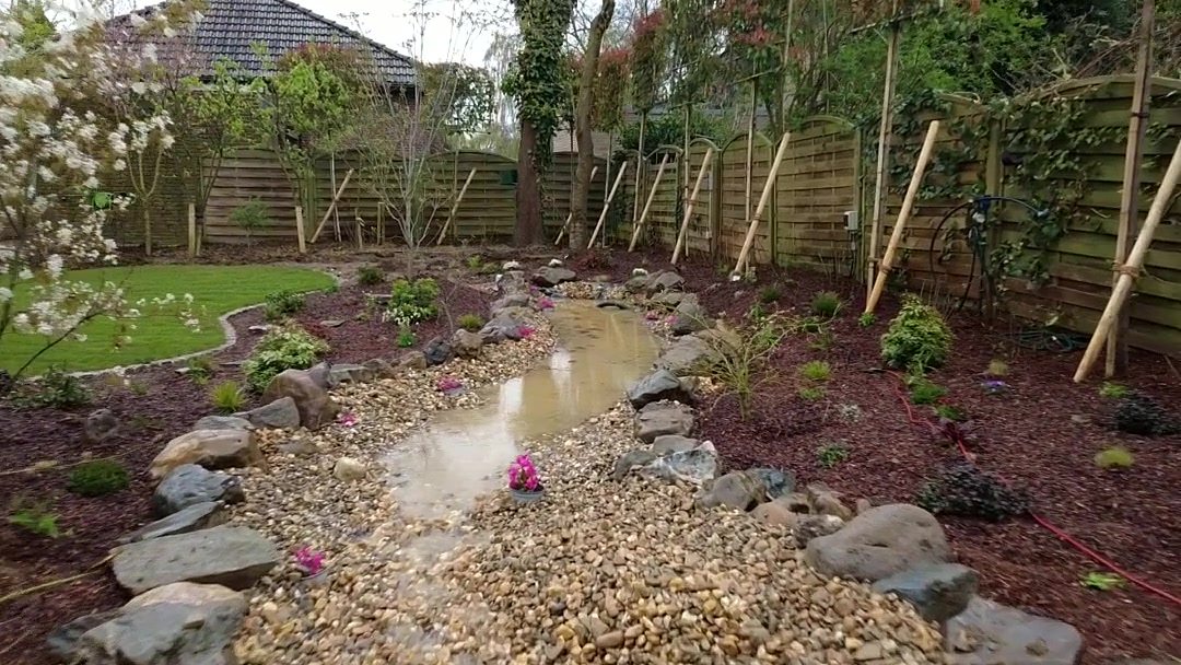 Neu angelegter Garten mit Teich und Bachlauf aus Naturstein, Neuanlage im Rhein-Erft-Kreis