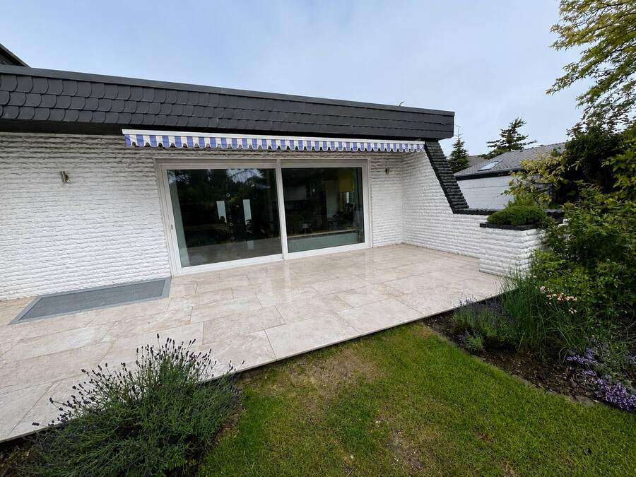 Terrasse aus hellen Keramikplatten