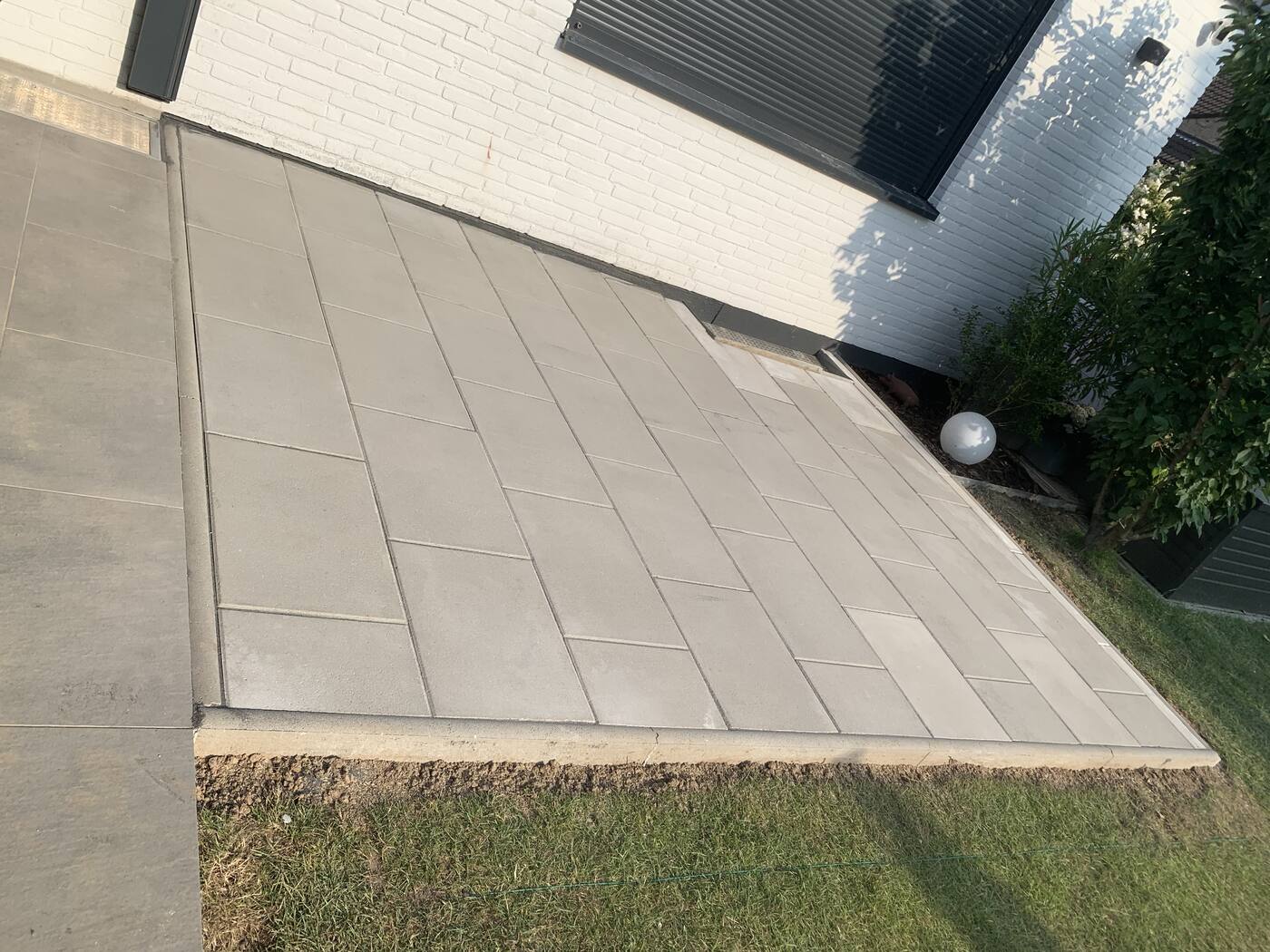 Terrasse aus grauen Betonplatten am Haus, Terrassenbau im Rhein-Erft-Kreis