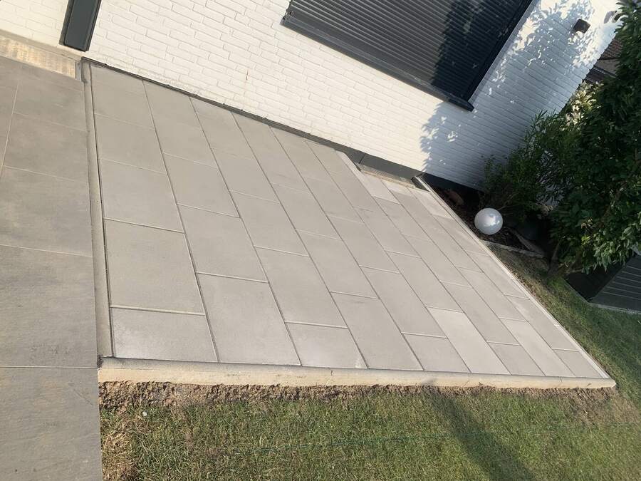 Terrasse aus grauen Betonplatten