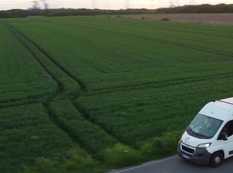 Transporter von GardenDragons zwischen Feldern bei Pulheim