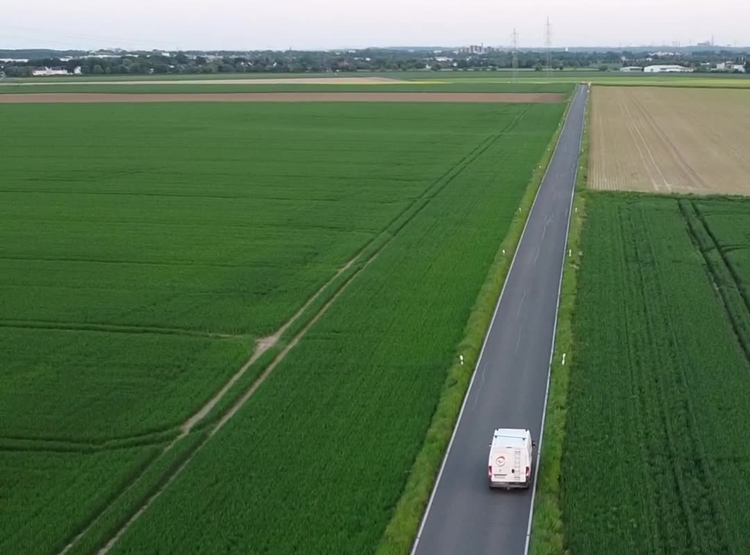 Transporter von GardenDragons auf einer Landstraße bei Pulheim