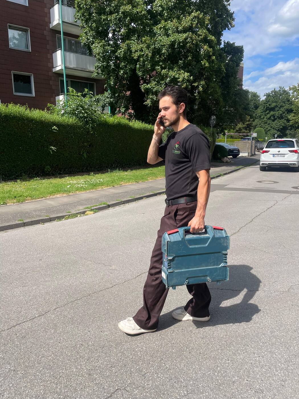 Nico Annegarn von GardenDragons mit Werkzeugkoffer auf dem Weg zur Baustelle